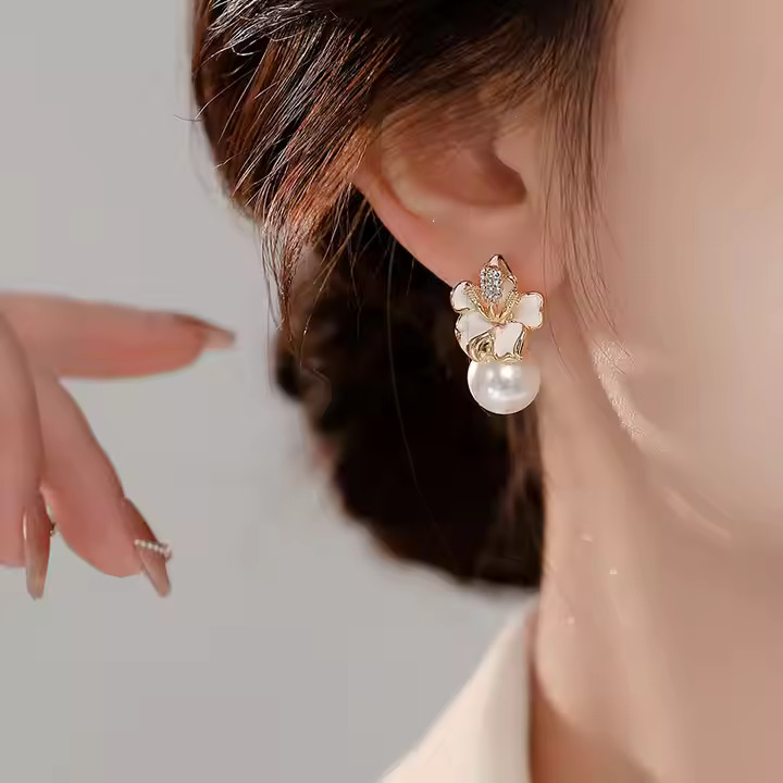 AJDE80200101 Flower Pearl Stud Earrings