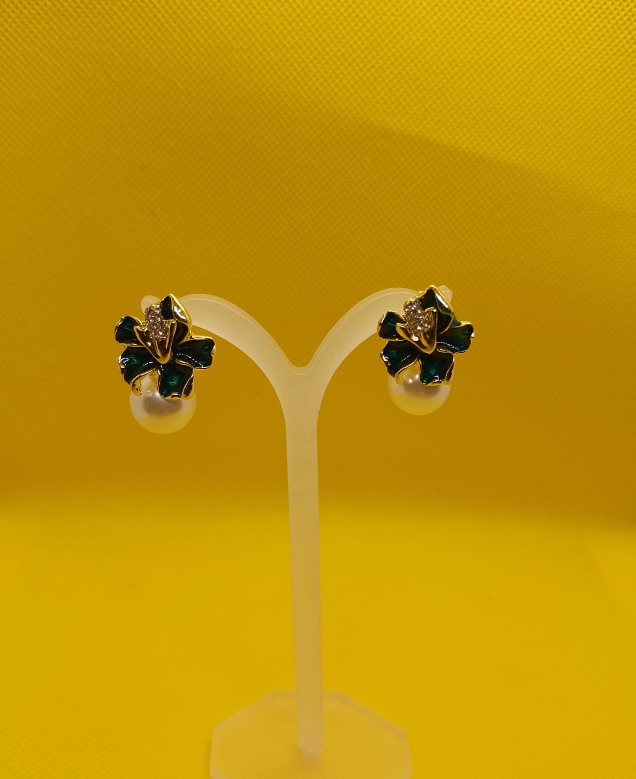 AJDE80200101 Flower Pearl Stud Earrings