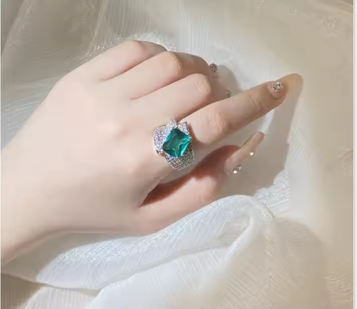 Vintage Beautiful Square Shape Green Zircon Ring